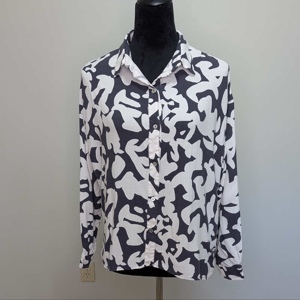 Grade & Gather Navy/Black and White Abstract Button-Up Blouse Sz S
